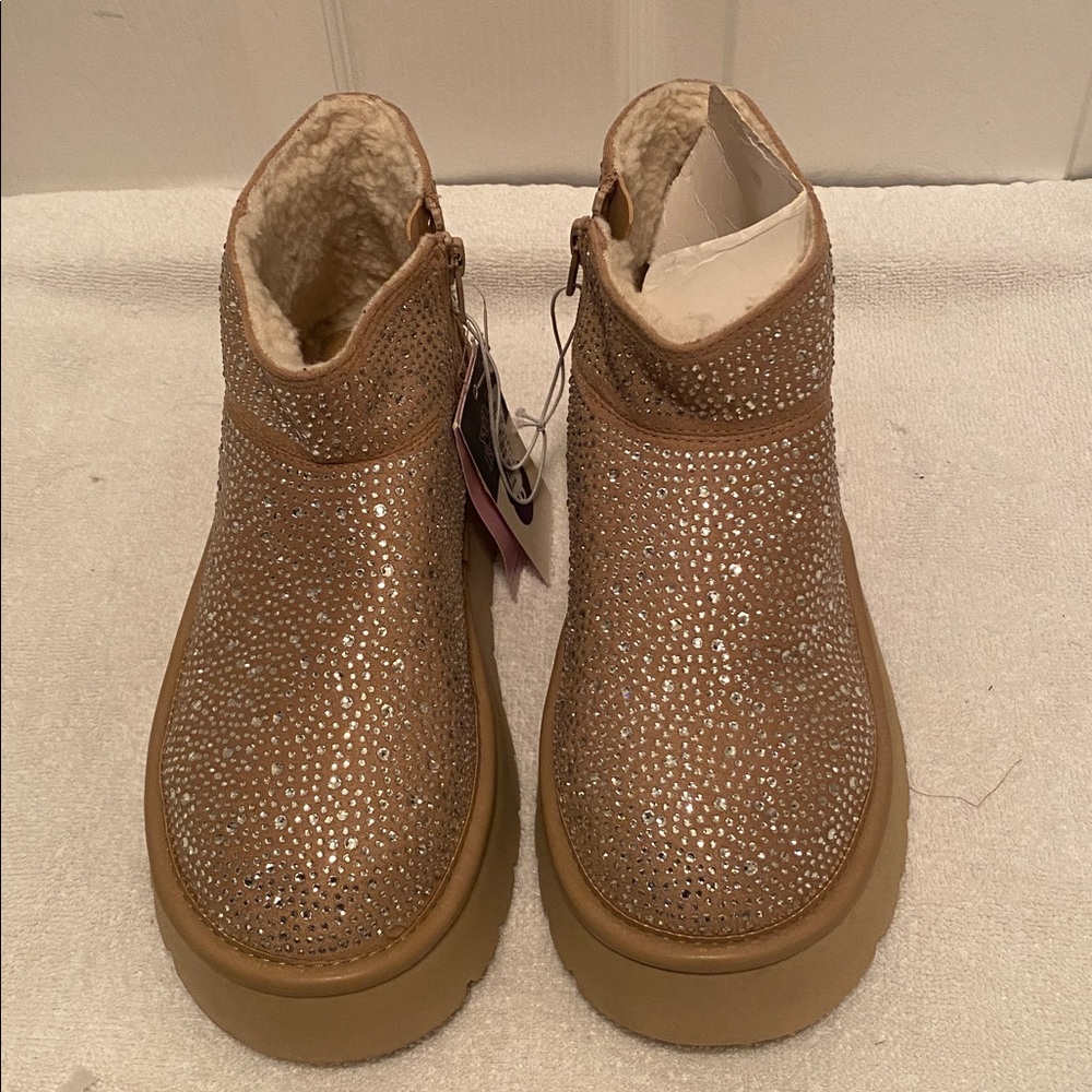 Wild Fable Beige Winter Boots with Rhinestones - Picture 2 of 7